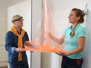 Galerist Thomas Pfarr und Künstlerin Stefanie Brehm installieren eine Plastik aus Polyurethan in der ehemaligen Großküche im Haus Nivard. Am 12. September wird die Ausstellung Nivard II am Rindhof eröffnet. Foto: Thomas Malz