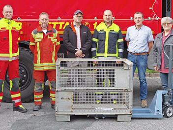 Der Kommandant Christian Wick und Vorsitzender Norbert Brökelschen (von links) mit Firmenvertretern bei der Indienststellung der neuen Teile für den Feuerwehrlastwagen
