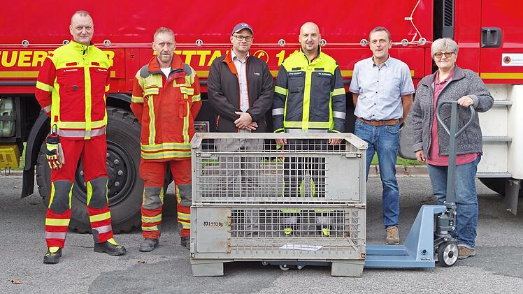 Der Kommandant Christian Wick und Vorsitzender Norbert Brökelschen (von links) mit Firmenvertretern bei der Indienststellung der neuen Teile für den Feuerwehrlastwagen