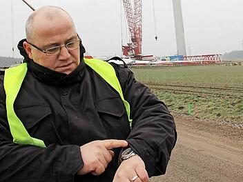 Blick auf die Uhr: Ingo Behrendt schaut auf seine Uhr und weiß, dass er bald mit vielen interessierten Besuchern rechnen muss. Diese muss der Sicherheitsmann oftmals erst überzeugen, dass sie die Baustelle im Umkreis von 200 Metern nicht betreten dürfen. Fotos: Heike Beudert