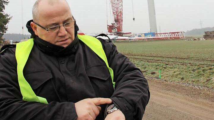 Blick auf die Uhr: Ingo Behrendt schaut auf seine Uhr und weiß, dass er bald mit vielen interessierten Besuchern rechnen muss. Diese muss der Sicherheitsmann oftmals erst überzeugen, dass sie die Baustelle im Umkreis von 200 Metern nicht betreten dürfen. Fotos: Heike Beudert