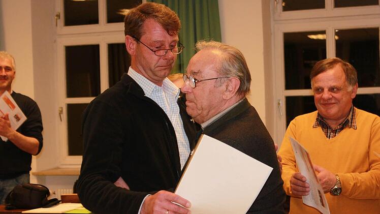 Gerührt umarmte Vorsitzender Klaus Ullrich seinen Vater Franz, den er für 65 Jahre Treue zur Kolpingfamilie ehren durfte.