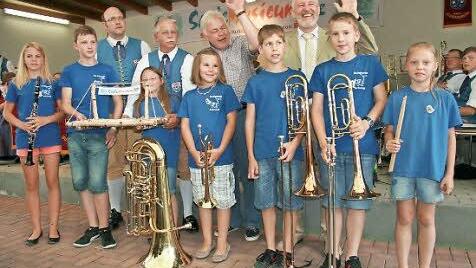 Stolz auf die jungen Musiker in der Gemeinde Burkardroth ist Bürgermeister Waldemar Bug (hinten, rechts).