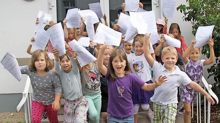 Ein Zeugnis mit kindgerechter Übersetzung gab es gestern für die Erstklässler der Burghaiger Grundschule. Foto: Sonja Adam