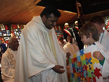 Auch die Ministeranten hießen Pfarrvikar Cyriac Chittukalam herzlich willkommen. Foto: Veronika Schadeck