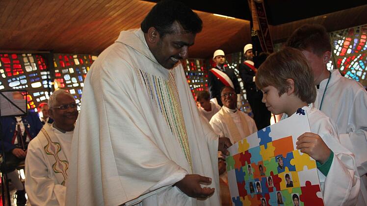 Auch die Ministeranten hießen Pfarrvikar Cyriac Chittukalam herzlich willkommen. Foto: Veronika Schadeck