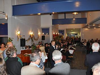 Der Vorsitzende Stefan Richter eröffnet das Ehemaligentreffen in der Georgihalle anlässlich der 90-Jahr-Feier des Schulvereins des Franz-Miltenberger-Gymnasiums. Foto: Oswald Türbl