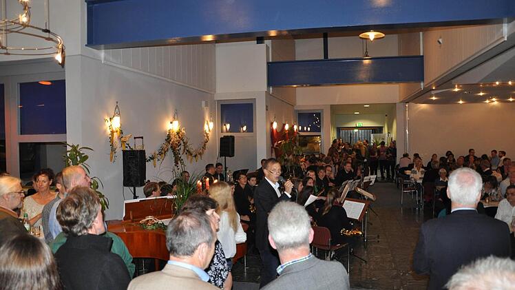 Der Vorsitzende Stefan Richter eröffnet das Ehemaligentreffen in der Georgihalle anlässlich der 90-Jahr-Feier des Schulvereins des Franz-Miltenberger-Gymnasiums. Foto: Oswald Türbl