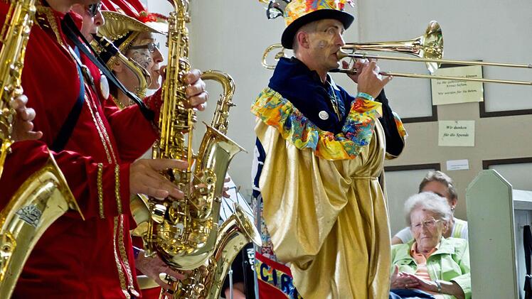 Die Quastenflosser wurden bei ihrem Auftritt in der Coburger Heilig-Kreuz-Kirche begeistert gefeiert.  Foto: Jochen Berger