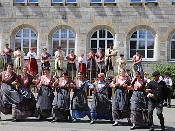 Tänzer und Stelzenläufer brachten französische Folklore in den Schulhof. Foto: Franz Galster