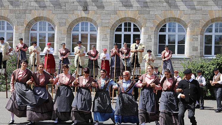 Tänzer und Stelzenläufer brachten französische Folklore in den Schulhof. Foto: Franz Galster