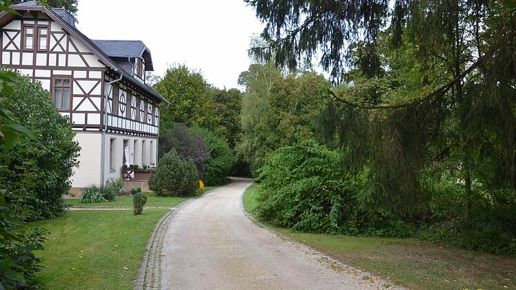 Heute wird der Blick zur Orangerie von dieser Stelle aus durch Bäume und Sträucher verdeckt.Foto: Rainer Lutz