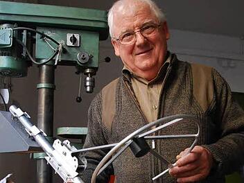 Paul Schmitt aus Münnerstadt ist ein Tüftler, der die Arbeit sicherer und leichter machen will. Seine Entwicklungen vermarktet er bis nach Afrika. Er verrät, wo die Gefahren für einen Bastler lauern und was ein erfolgreicher Erfinder braucht. Foto: Carmen Schmitt