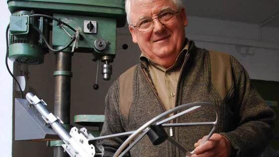 Paul Schmitt aus Münnerstadt ist ein Tüftler, der die Arbeit sicherer und leichter machen will. Seine Entwicklungen vermarktet er bis nach Afrika. Er verrät, wo die Gefahren für einen Bastler lauern und was ein erfolgreicher Erfinder braucht. Foto: Carmen Schmitt