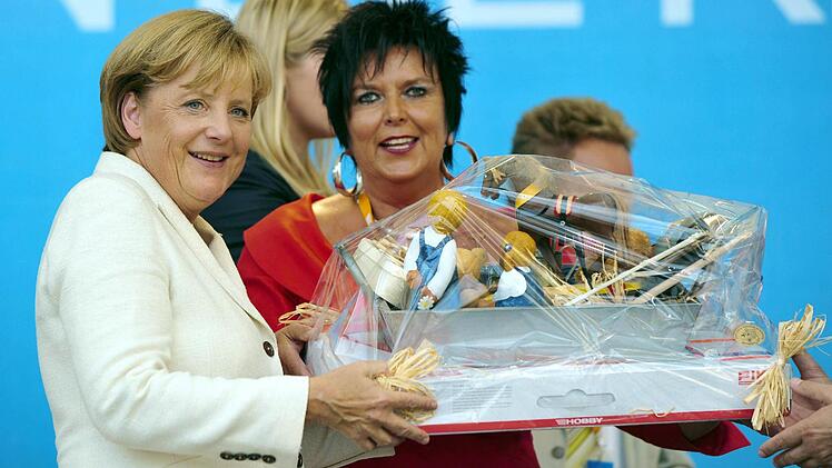 Sibylle Abel liebte glanzvolle Auftritte. 2009 kam Bundeskanzlerin Angela Merkel zu einer Wahlkampfveranstaltung nach Sonneberg auf den Rathausplatz. Seit Mittwoch hängen dort die Fahnen auf Halbmast. Bürgermeisterin Abel verstarb am Dienstag. Foto: CT-Archiv