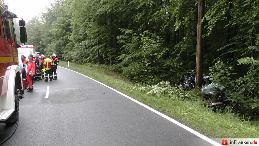 Schrecklicher Unfall erst in den Morgenstunden entdeckt - Fahrer verstirbt in seinem Auto