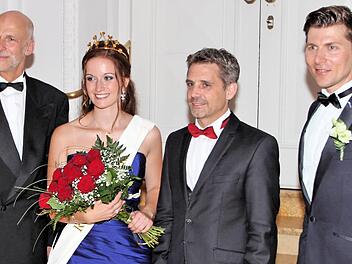 "Gute Zusammenarbeit" mit der neuen Rosenkönigin wünschte sich Oberbürgermeister Kay Blankenburg (links). Rechts von Vera Hauck Kurdirektor Frank Oette und Moderatoren Marten Krebs.  Foto: Dieter Britz