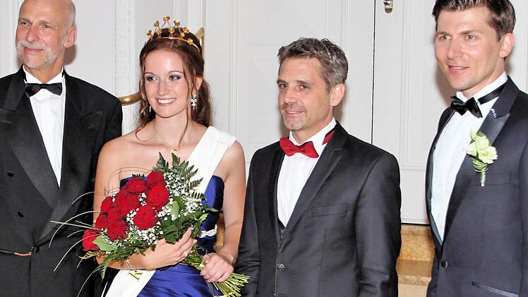 "Gute Zusammenarbeit" mit der neuen Rosenkönigin wünschte sich Oberbürgermeister Kay Blankenburg (links). Rechts von Vera Hauck Kurdirektor Frank Oette und Moderatoren Marten Krebs.  Foto: Dieter Britz