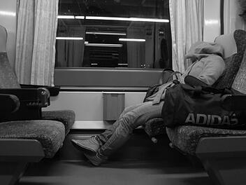 Pl&ouml;tzlich war es dunkel und niemand mehr da: Ein 18-J&auml;hriger schlief auf dem Weg von Bamberg nach Ebern ein - und musste sich dann aus einem Zug befreien. Symbobild: pixabay