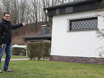 Vorsitzender Alexander Graf vor dem Sportheim in Friesen. Anna-Lena Deuerling