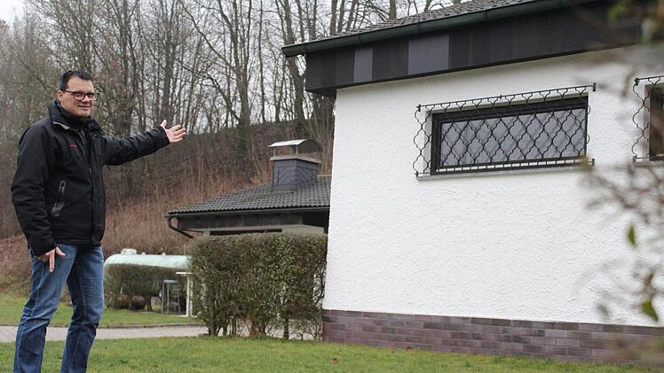 Vorsitzender Alexander Graf vor dem Sportheim in Friesen. Anna-Lena Deuerling