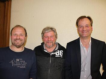 Helmut Göbel (Mitte) aus Schwebenried ist neuer Vorsitzender des Motorsportclubs. Ihm zur Seite stehen im Vorstand Kassier Jürgen Tremer (links) und 2. Vorsitzender Jochen Hesselbach.  Foto: Ralf Ruppert