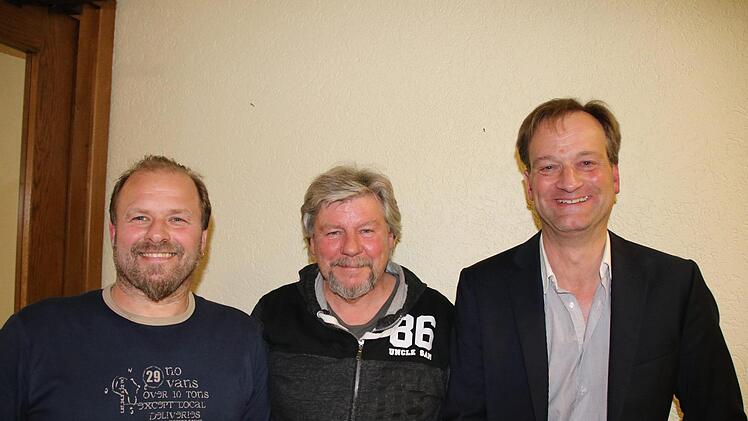 Helmut Göbel (Mitte) aus Schwebenried ist neuer Vorsitzender des Motorsportclubs. Ihm zur Seite stehen im Vorstand Kassier Jürgen Tremer (links) und 2. Vorsitzender Jochen Hesselbach.  Foto: Ralf Ruppert