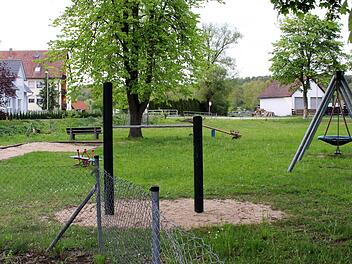 Für 360 000 Euro soll in der Ortsmitte von Medbach ein neu gestalteter Spiel- und Festplatz entstehen.    Foto: Evi Seeger