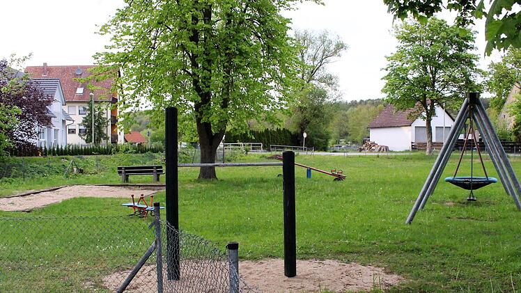 Für 360 000 Euro soll in der Ortsmitte von Medbach ein neu gestalteter Spiel- und Festplatz entstehen.    Foto: Evi Seeger