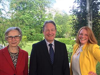 (Von links) Adelheid Zimmermann, Joachim Spatz und Anna Viktoria Kaiser bei einem Informationsnachmittag der FDP im Staatsbad Bad Brückenau. André Ernst Kaiser