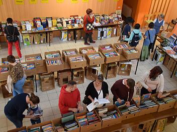 Gerne wurde in den Kisten mit den B&uuml;chern w&auml;hrend des Stadtfestes gest&ouml;bert.  Foto: Marianne Fischer