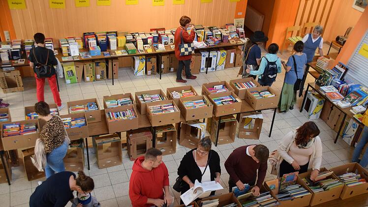 Gerne wurde in den Kisten mit den B&uuml;chern w&auml;hrend des Stadtfestes gest&ouml;bert.  Foto: Marianne Fischer