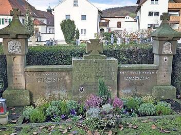 Die Vierzehnheiligen-Wallfahrer wollen das Kriegerdenkmal an der Kirche sanieren. Der Gemeinderat hat nichts dagegen.  Foto: Christian Ziegler