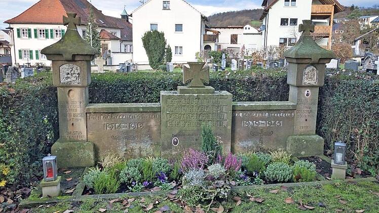 Die Vierzehnheiligen-Wallfahrer wollen das Kriegerdenkmal an der Kirche sanieren. Der Gemeinderat hat nichts dagegen.  Foto: Christian Ziegler