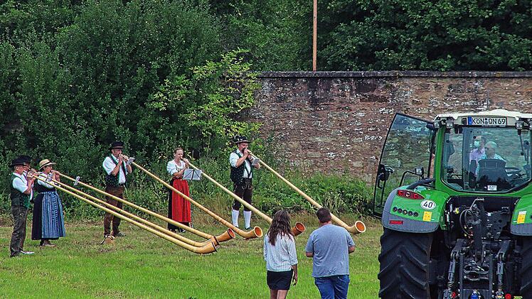 Die Alphornbläsergruppe "Schwarze Berge" aus der Rhön umrahmte den  Wortgottesdienst mit Kräuter- und Traktorensegnung im Kloster Maria  Bildhausen. Foto: Dieter Britz