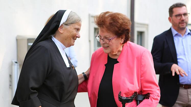 Barbara Stamm bei einem ihrer letzten öffentlichen Auftritte am 30. August 2022 in Maria Bildhausen. Hier ist sie im Gespräch mit Generaloberin Katharina Wildenauer von der St. Josefskongregation. Foto: Thomas Malz