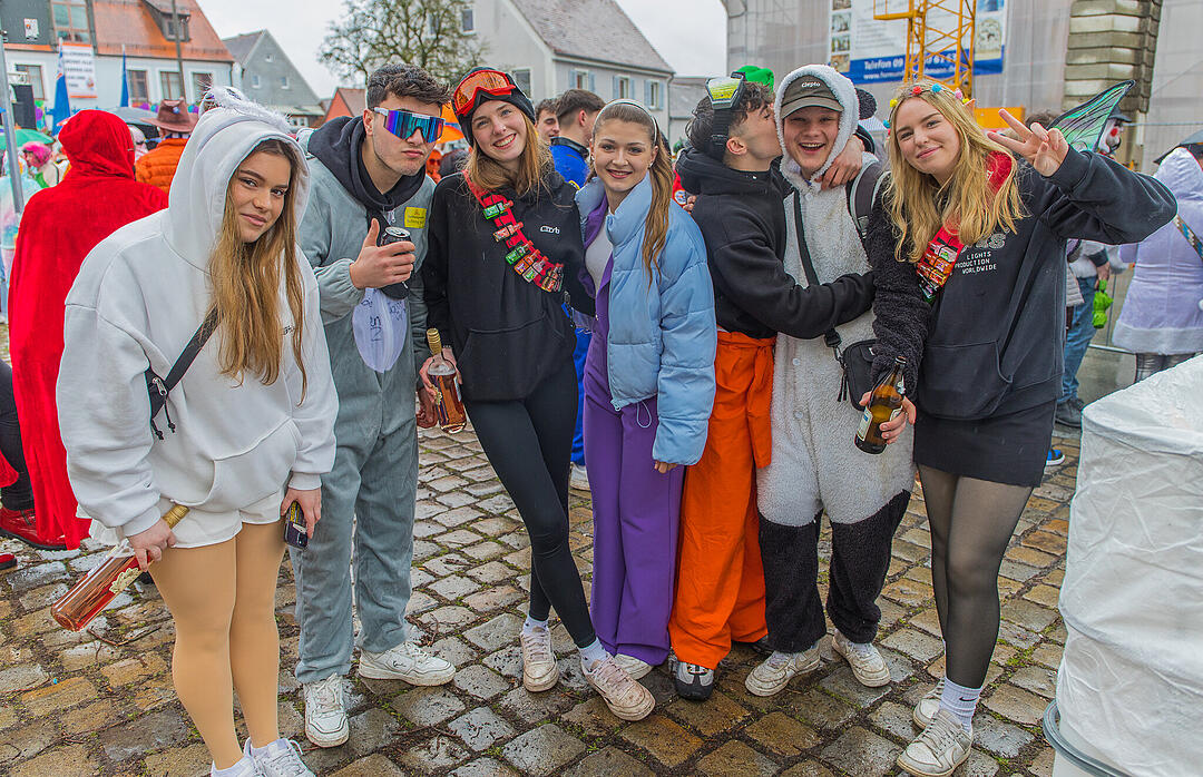 Buntes Faschingstreiben begeistert groß und klein.