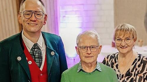 Am Jubiläumsabend ehrten die beiden Vorsitzenden Barbara Schenk und Christian Smuda das Gründungsmitglied Alfons Möhler.