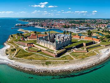 Helsing&oslash;r D&auml;nemark Ostsee &Oslash;resund Schloss Kronborg Kronborg Luftbild Festung Festungsanlage Burg Ravelin Wallanlage K&uuml;ste Wasserlage Eingang zur Ostsee Sehensw&uuml;rdigkeit UNESCO Welterbe Hamlet historische Architektur K&uuml;stenstadt Stadtansicht Hafenstadt Reiseziel St&auml;dtereise D&auml;nemarkreise maritim Geschichte K&uuml;stenpanorama Norden Europa