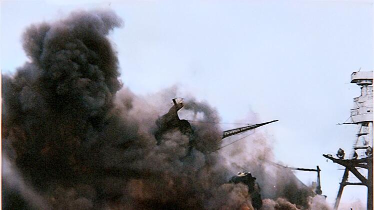 Beim japanischen Luftangriff auf die amerikanische Pazifikflotte auf Pearl Harbour starben am 7. Dezember 1941 innerhalb von 90 Minuten 2.403 US-Amerikaner.
