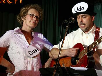 Wenn sich im Stadtrat "Dusi" und "Udo" streiten, ist das ein gefundenes Fressen für Barbara Jüttner und ihre "Lerchen-Truppe", hier im   Bild Herbert Blattner. Fotos: Pfannes