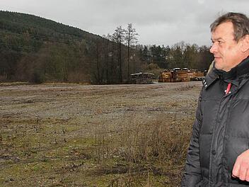 Lothar Franz blickt auf die Fläche, wo die neue Produktionshalle entstehen soll. Fotos: Corinna Igler