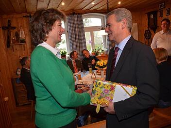 Landrat Oswald Marr dankte Kreisbäuerin Rosa Zehnterfür ihre ehrenamtliche Arbeit. Fotos: Hofmann