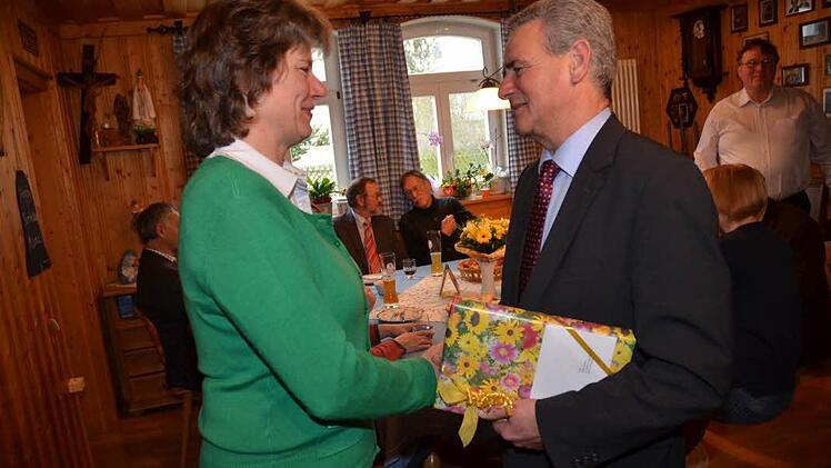 Landrat Oswald Marr dankte Kreisbäuerin Rosa Zehnterfür ihre ehrenamtliche Arbeit. Fotos: Hofmann