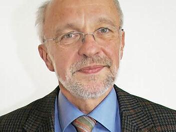 Der Leiter des Gesundheitsamtes Dieter Weiss macht nicht nur Werbung für den Vortrag einer Brustkrebspatientin , sonder stellt sich auch einem persönlichen Fitnesstest. Foto: Sonja Adam