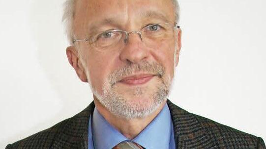 Der Leiter des Gesundheitsamtes Dieter Weiss macht nicht nur Werbung für den Vortrag einer Brustkrebspatientin , sonder stellt sich auch einem persönlichen Fitnesstest. Foto: Sonja Adam