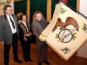 Vorstand Manfred Rausch, Fahnenbraut Irmgard Tschertner,Pfarrer Thomas Ringer (von links) bewundern die neue Fahne.  Fotos: Johanna Blum
