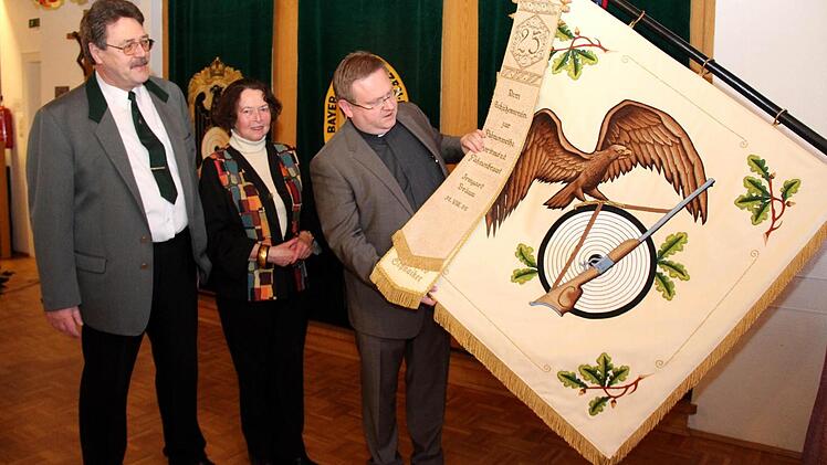 Vorstand Manfred Rausch, Fahnenbraut Irmgard Tschertner,Pfarrer Thomas Ringer (von links) bewundern die neue Fahne.  Fotos: Johanna Blum