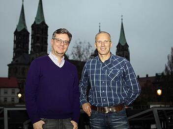 Norbert Schlegel (r.) soll das fußballerische Aushängeschild der Domstadt Bamberg vor dem Absturz in die Bayernliga bewahren. Mathias Zeck (l.), Klubchef des FC Eintracht, hofft, dass die Mannschaft unter dem neuen Trainer ihr Potenzial endlich abruft. Foto: sportpress