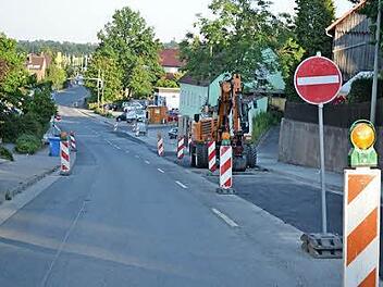 Aufatmen bei Anwohnern und Berufspendlern: Die einseitige Sperrung der B85 durch Heinersreuth ist nach drei Monaten Bauzeit aufgehoben. Ab heute kann der Verkehr wieder fließen.  Foto: Jürgen Valentin